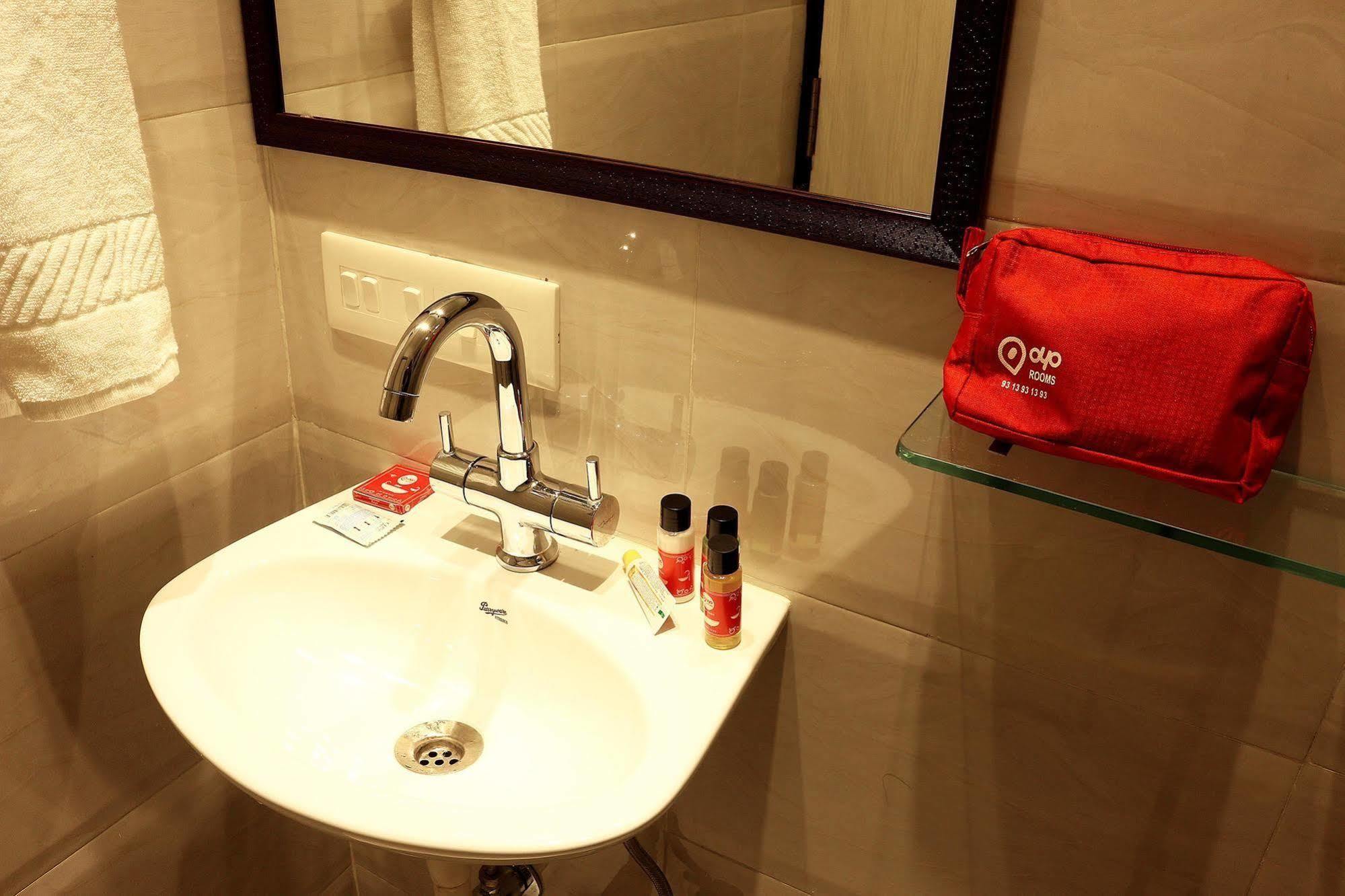 Crest Inn Kalkuta Zewnętrze zdjęcie